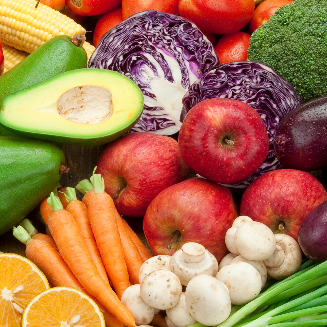Picture of avocados, oranges, carrots, mushrooms, purple onions, apples, corn and tomatoes
